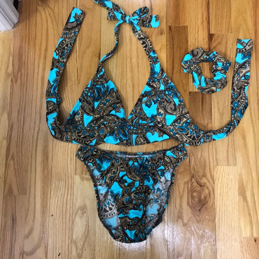 Venus w/ scrunchie